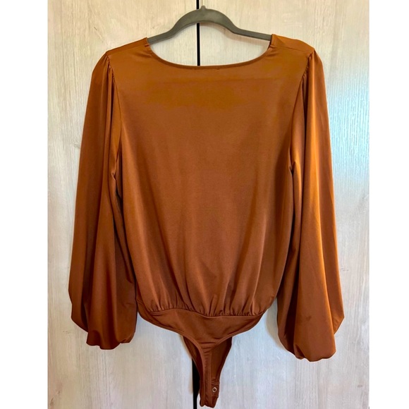 EXPRESS Copper Swing V-Neck Long Sleeve Satin Bodysuit. Medium. - Picture 3 of 4